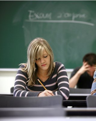 Troubles dys et aménagements de scolarité image aménagements de scolarité, jeune femme qui passe un examen
