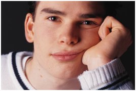 L’attention et troubles neurodéveloppementaux, un impact sous estimé. Jeune en difficulté pour porter son attention et se concentrer.