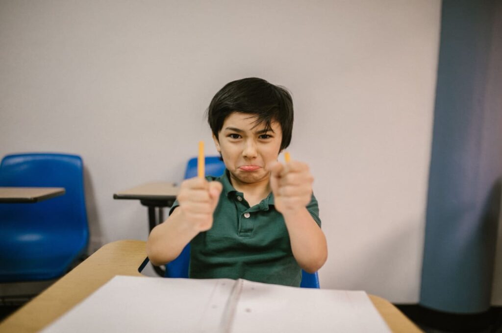 enfant ayant un trouble oppositionnel avec provocation cassant son crayon